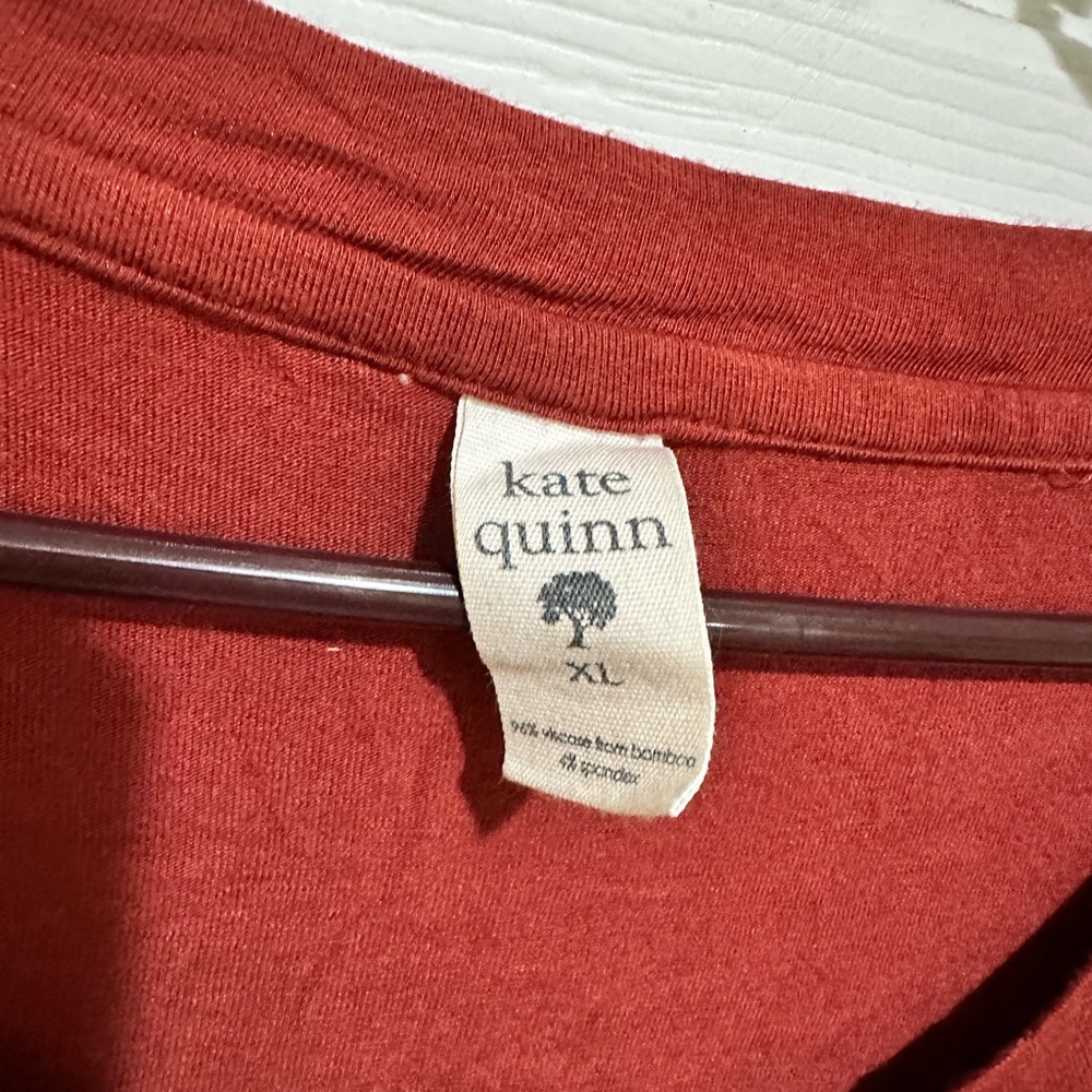 *SOLD* ☀️Kate Quinn tee with pocket XL☀️